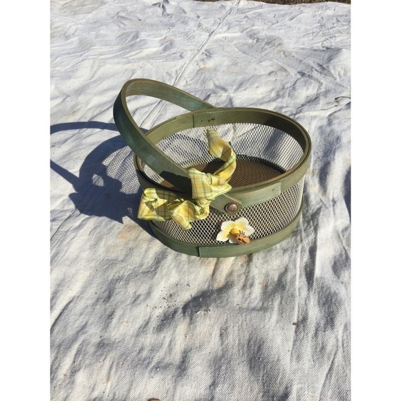 Green bee wire basket wood bow yellow rustic farmhouse country - Picture 2 of 11